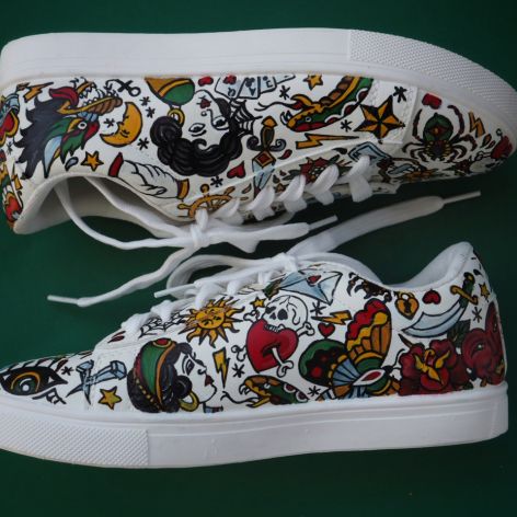 Ręcznie malowane sneakersy w stylu RETRO TATTOO