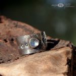 Księżycowe kropki - kamień księżycowy