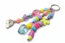 Kolorowy pastelowy breloczek z tęczą Kolorowy pastelowy breloczek z tęczą
