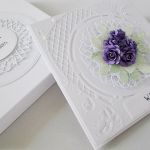 Kartka W DNIU ŚLUBU biało-fioletowa #1 - Biało-fioletowa kartka ślubna w pudełku