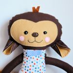 Słodka małpka Marek 45 cm - Możesz do zabawki zamówić dodatkowo w serduszko z imieniem dziecka, dla którego ma być zabawka - nic za to nie dopłacasz.