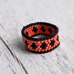 Pierścionek koralikowy pomarańczowo-czarny 1 - pierścionek-obrączka z koralików