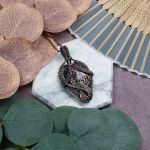 Miedziany wisiorek wire wrapping z rodonitem #532 - 