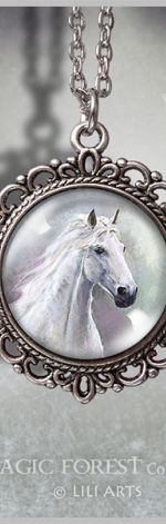 Medalion, naszyjnik - Biały koń - zdobiony