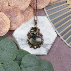 Miedziany ozdobny wisiorek z labradorytem i zielonym kwarcem #559