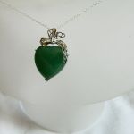 Zielony jadeit, serce w srebrnej oprawie - 