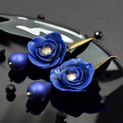 Eleganckie, niebieskie kolczyki kwiaty