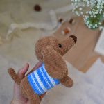 Maskotka jamniczek, Piesek pluszowy, Przytulanka jamnik dla dziecka - Jamniczek ma wysokość około 15 cm i długość około 22 cm.