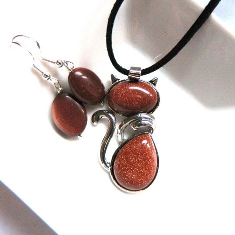 Piasek pustyni, złocisty kamień słońca. Wisiorek z kotkiem i kolczyki, komplet biżuterii