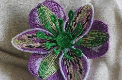 Broszka haftowana - kwiat astromerii