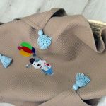 Wafelkowy kocyk z chwostami i haftem - piesek z balonami - kocyk z pieskiem