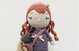 Lalka szydełkowa z misiem w torebce