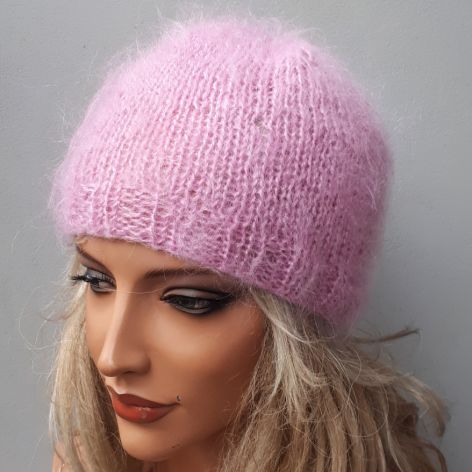 Moherowa czapka w kolorze różowym.