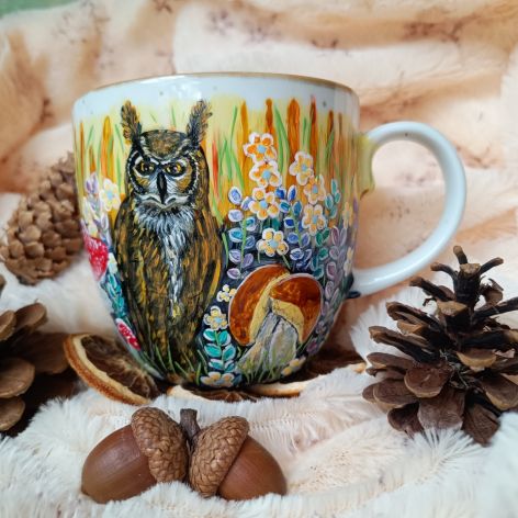 Ręcznie malowany duży kubek z sową i magicznym lasem 480 ml.