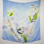 błękitna chusta jedwabna kwiat mirabelki, 90x90cm - chusta rozwieszona