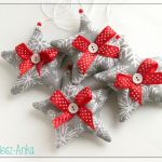 Zawieszki szare GWIAZDKI w śnieżynki 1 - Boże Narodzenie, dekoracje, świąteczne, czerwone, w śnieżynki, w gwiazdki, z guzikiem