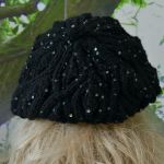 Beret w warkocze w kolorze czarny z cekinami - ciepło w głowę