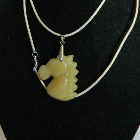 Jadeit żółty kamień radości, oryginalny wisiorek z koniem