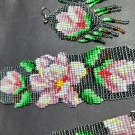 Komplet koralikowy Magnolie naszyjnik V-kształtny bransoletka kolczyki - Komplet koralikowy Magnolie naszyjnik V-kształtny bransoletka kolczyki