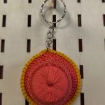 Ręcznie robiony brelok – mini kapelusz szydełkowy różowo- żółty - Breloczek kapelusz różowo-żółty