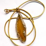 Jasnożółty nieregularny agat w złotej oprawie, wisiorek - 