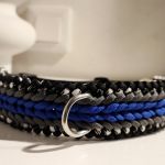 Szeroka obroża Paracord Handmade 42-50 cm L niebiesko-szaro-biało-czarna - Przód