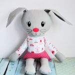Królik Szarak - Romantyczna Zuzia 37 cm - Oto Zuzia - romantyczna dama należąca do wielkiej rodziny Szaraków spod Zielątkowa.  Uszyta z szarej bawełny.