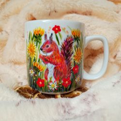 Wiewiórka na kwietnej łące wiewiórka zbierająca kwiaty kubek 270 ml.
