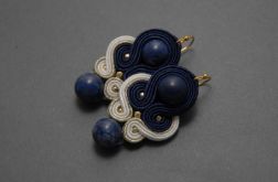 granatowo-białe kolczyki lub klipsy sutasz z chryzokolą