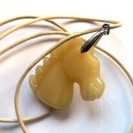 Jadeit żółty kamień radości, oryginalny wisiorek z koniem - 