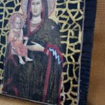 Ikona Matki Bożej z dzieciątkiem - na starej desce - widok boczny