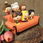 Kanapa Friends PRZYJACIELE pólka sofa do figurek McDonald's Happy Meal 2026 - Figurki siedzą stabilnie