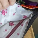 Kopertówka w kolorowe kwiaty na fioletowym pasku - 