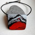 Naszyjnik z zawieszką ręcznie malowaną Energetyczna Czerwień - Z obrożą skórzaną