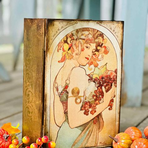 ufer w kształcie książki, dla miłośniczki malarstwa Alfonsa Muchy, prezent, życzenia