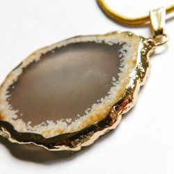 Beżowo-szary plaster agatu w złotej oprawie, wisior