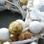 Świąteczny wieniec ze złotymi kulami - null