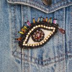 Ręcznie wykonana broszka z symbolem złego oka - Można ją przyczepić na ubranie, torebkę, kapelusz, lub zamówić wersję z wisiorkiem albo brelok.