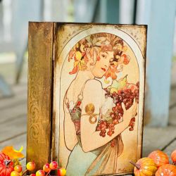 ufer w kształcie książki, dla miłośniczki malarstwa Alfonsa Muchy, prezent, życzenia