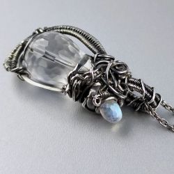 Srebrny wisiorek: kryształ, kamień księżycowy