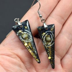 kosmiczne kolczyki sztyfty z żywicy -trójkątne