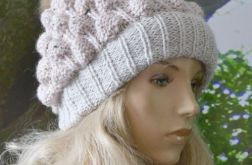 Czapka bąblowa z pomponem w kolorze beżowy