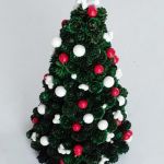 Bożonarodzeniowa dekoracja z szyszek - Choinka z szyszek z biało-czerwonymi imitacjami bombek