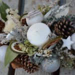 stroik z białą świecą - stroik od góry