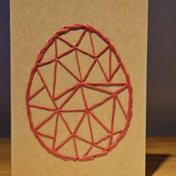 Kartka Wielkanocna - ręcznie haftowana - Pisanka różowa (ciemny)