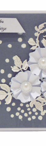 Kartka ślubna białe kwiaty na szarym tle