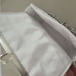 Torebka „Biała Elegancja” – ręcznie wykonana, z połyskującym splotem - Wyściełane jasną, miękką podszewką. Praktyczne i stylowe wykończenie zapewnia komfort oraz trwałość użytkowania.