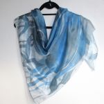 Niebieska Roślinna, Niebiesko-szara malowana chusta z dekoracją roślinną, chusta z naturalnego jedwabiu - Niebiesko-szara malowana chusta z dekoracją roślinną, chusta z naturalnego jedwabiu  RozynekArt