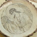 Anioł na dębowym drewnie - null