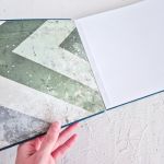 Album na zdjęcia personalizowany zegary - Wewnętrzne strony albumu są oklejone papierem scrapbookingowym.